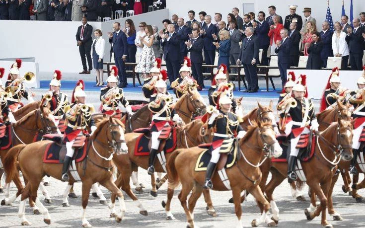 Το Παρίσι φιλοξενεί την παρέλαση της 14ης Ιουλίου μία μέρα πριν τον τελικό του Μουντιάλ